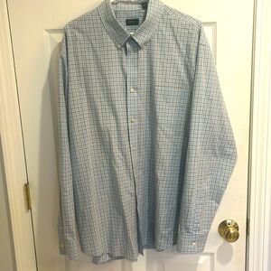 Men’s button down, 60% cotton 40% polyester. Excellent condition